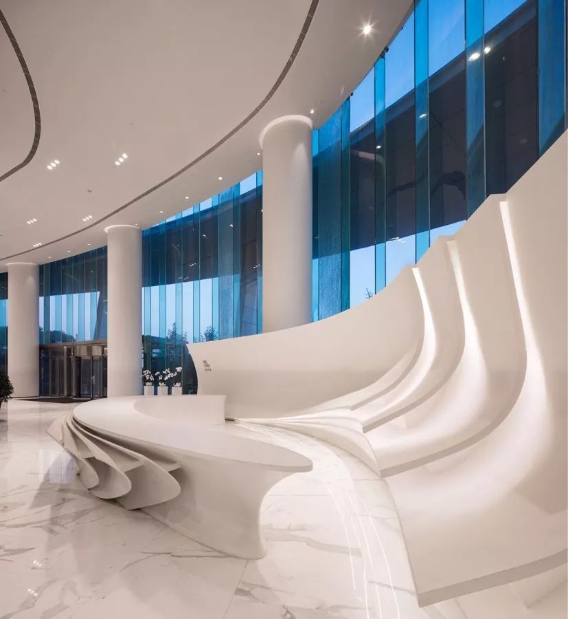 新力地产与银娱优越会为南昌新力中心打造了4.2m高阔层高、地下双层超大专属车库