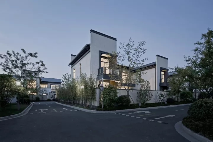 院内景观对公共区域可见，，，，但并不滋扰使用者的私密需求